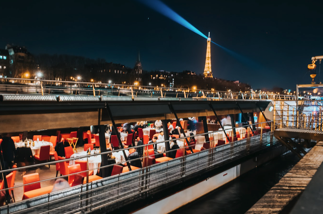 Paris: Bateaux Mouches Sightseeing Cruise