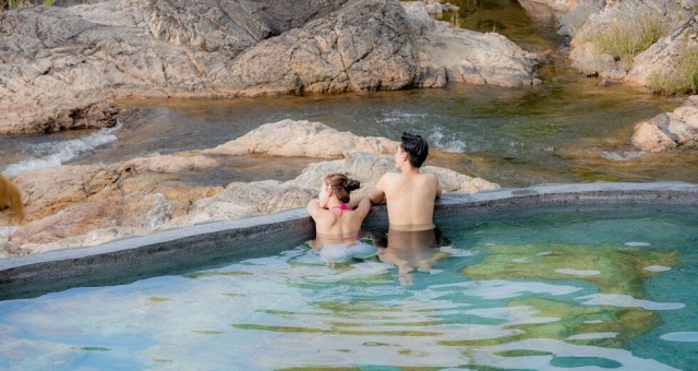 나트랑 양베이 폭포 투어 (악어 농장, 전통 공연, 자연 온천 수영장)