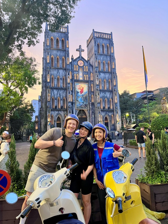 하노이 밤거리를 달리는 베스파 스쿠터 투어 - 길거리 음식, 밤 무드 그리고 펀 라이딩! (WAUG Exclusive)