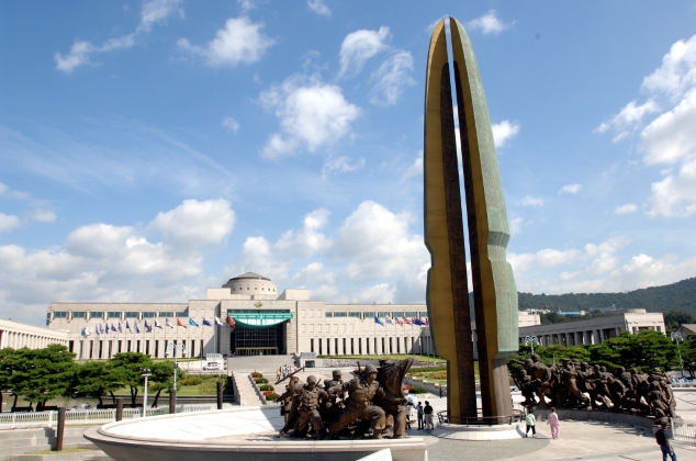 Seoul: Korean War History Food Walking Tour(War Memorial of Korea, Budae Jjigae, Namdaemun Market, Traditional Teahouse)