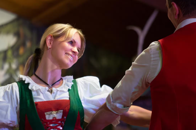 Innsbruck: Tyrolean Evening Show Ticket + 3-Course Dinner