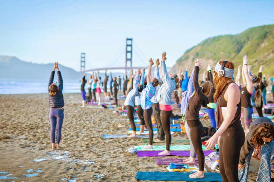 샌프란시스코 베이커 비치의 사일런트 디스코 요가 by Outdoor Yoga SF