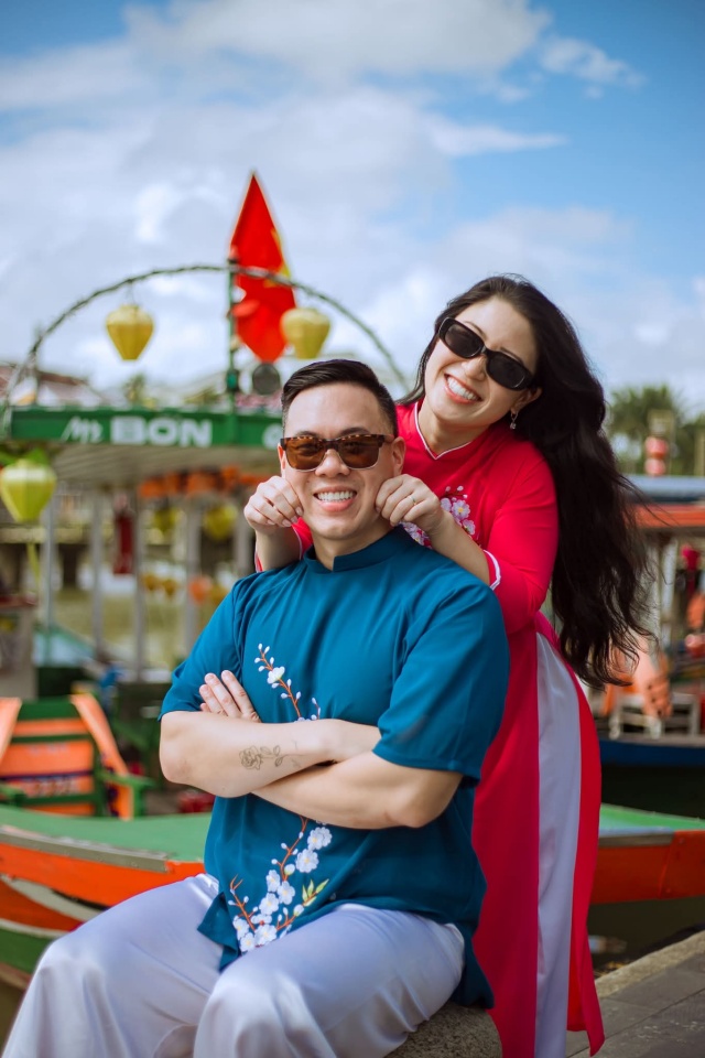 ホイアンで伝統的なアオザイを着て写真撮影