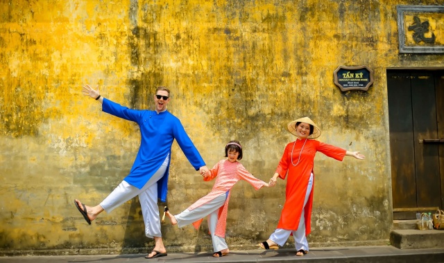 ホイアンで伝統的なアオザイを着て写真撮影