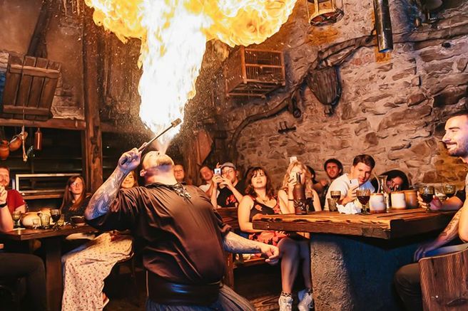 プラハ 中世レストランでのディナー & 飲み放題