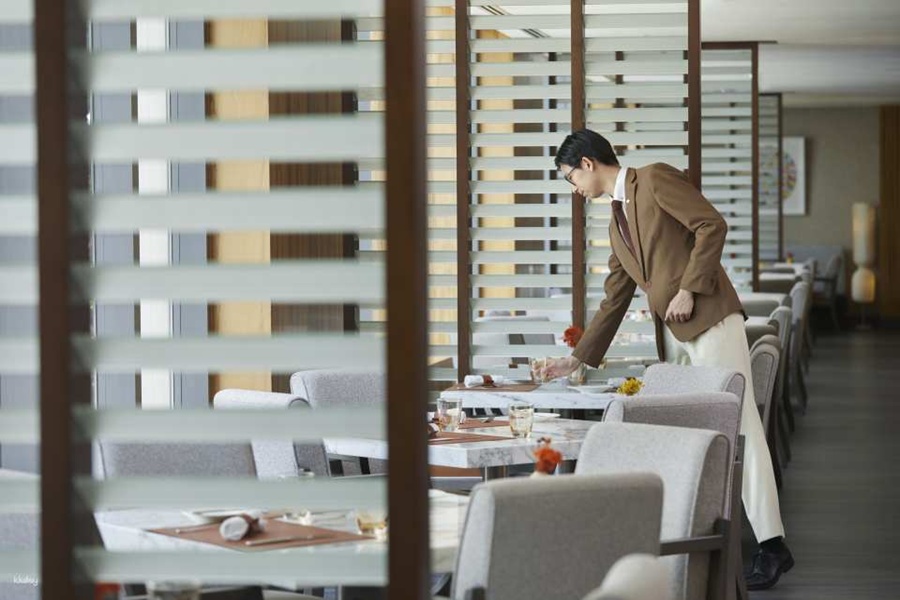 Mandarin Oriental Hong Kong Central Caf&eacute; Causette Afternoon Tea Set