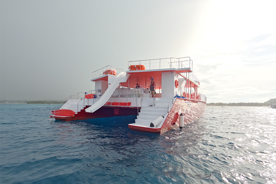 보라카이 레드웨일 선셋 파티 요트 호핑투어 (무제한 음료, 음악 & 수상 액티비티)