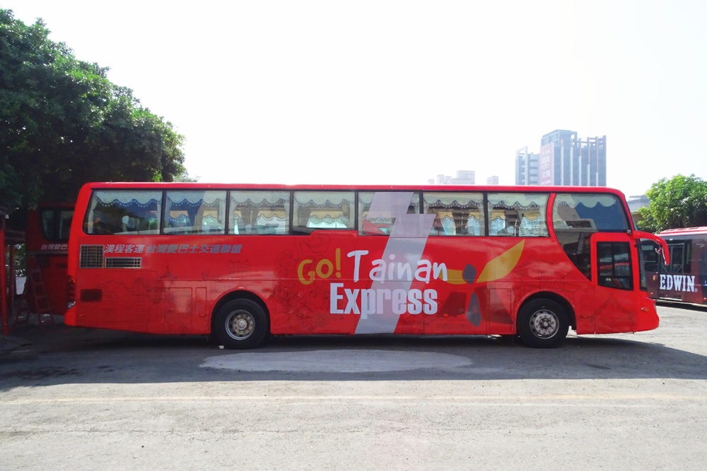 One-way ticket from Kaohsiung Xiaogang Airport to Tainan City Airport Bus