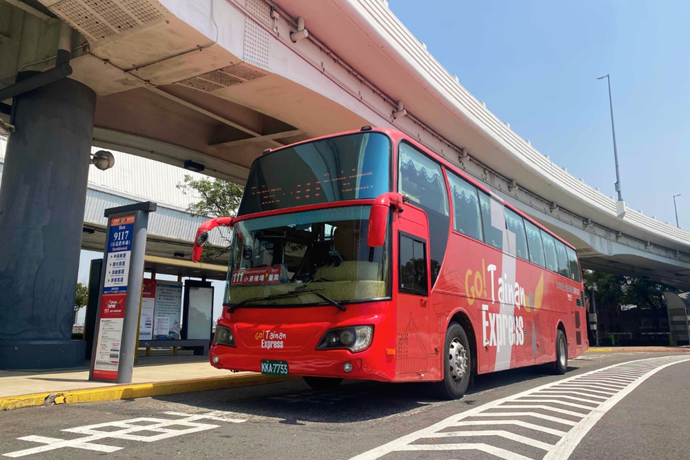 台南市から高雄国際空港までの片道バスチケット