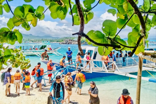 Boracay Island Hopping Tour (Including Swedish Massage)