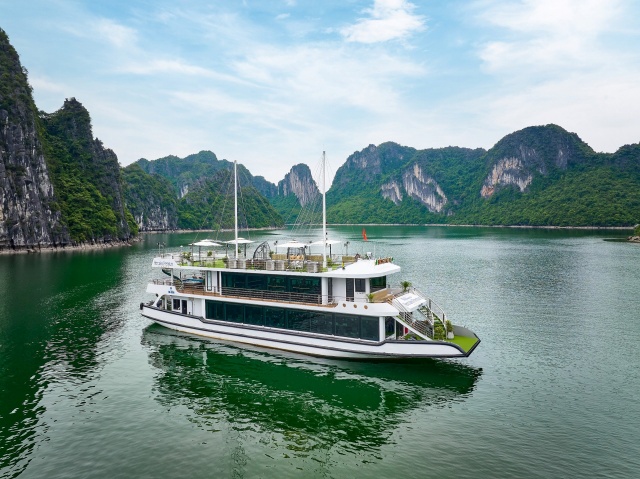 Halong Bay 5-Star Luxury Cruise Tour