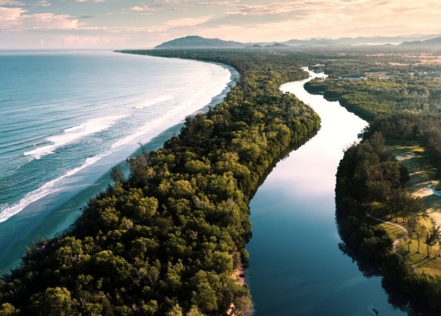 コタキナバル・シャングリラ・ダリットベイゴルフコース – 18ホール・グリーンフィー（カート付き）