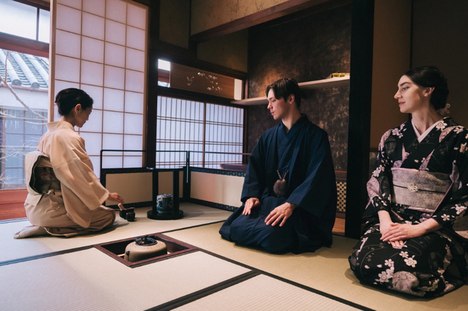 Kyoto Nishiki Orizuruya Tea Ceremony & Calligraphy Experience