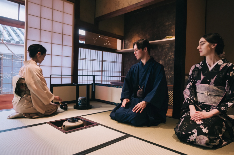 Kyoto Nishiki Orizuruya Tea Ceremony & Calligraphy Experience
