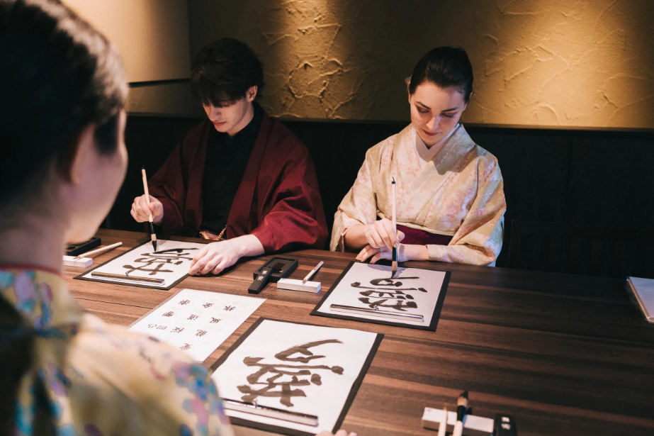 Kyoto Nishiki Orizuruya Tea Ceremony & Calligraphy Experience