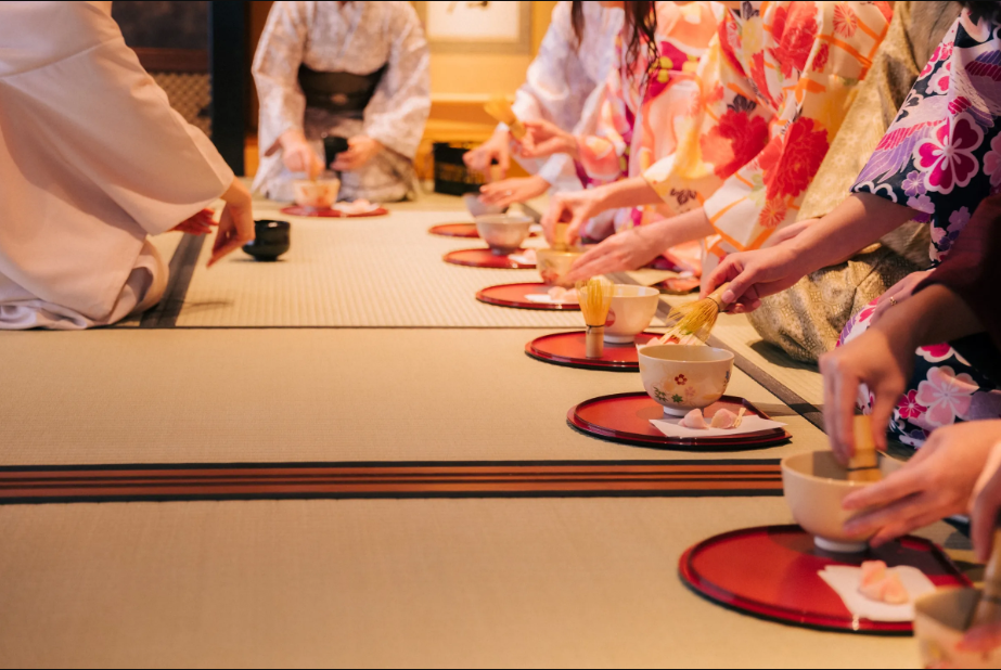 Kyoto Nishiki Orizuruya Tea Ceremony & Calligraphy Experience