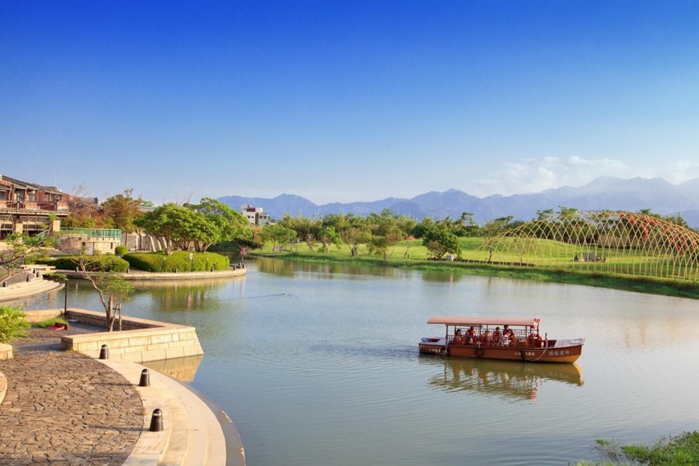 台北発：台湾 宜蘭（イーラン）国立伝統芸術センター＋カバランウイスキー蒸留所＋礁渓温泉公園 バスツアー