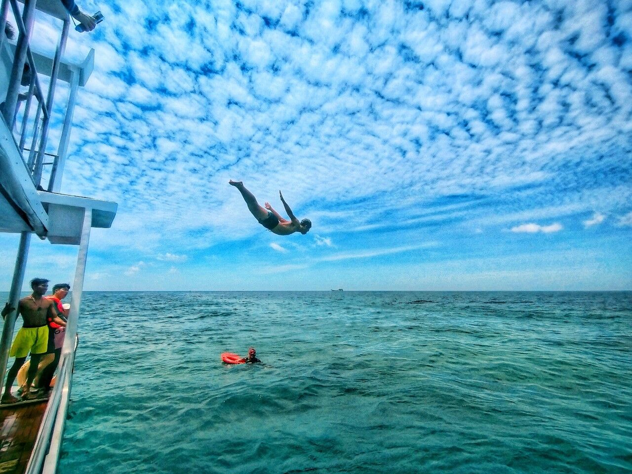 Boracay: Foam Party Hopping Tour