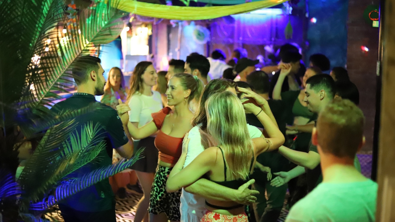 치앙마이 펍 크롤 투어 (맥주 뷔페 & VIP 입장)