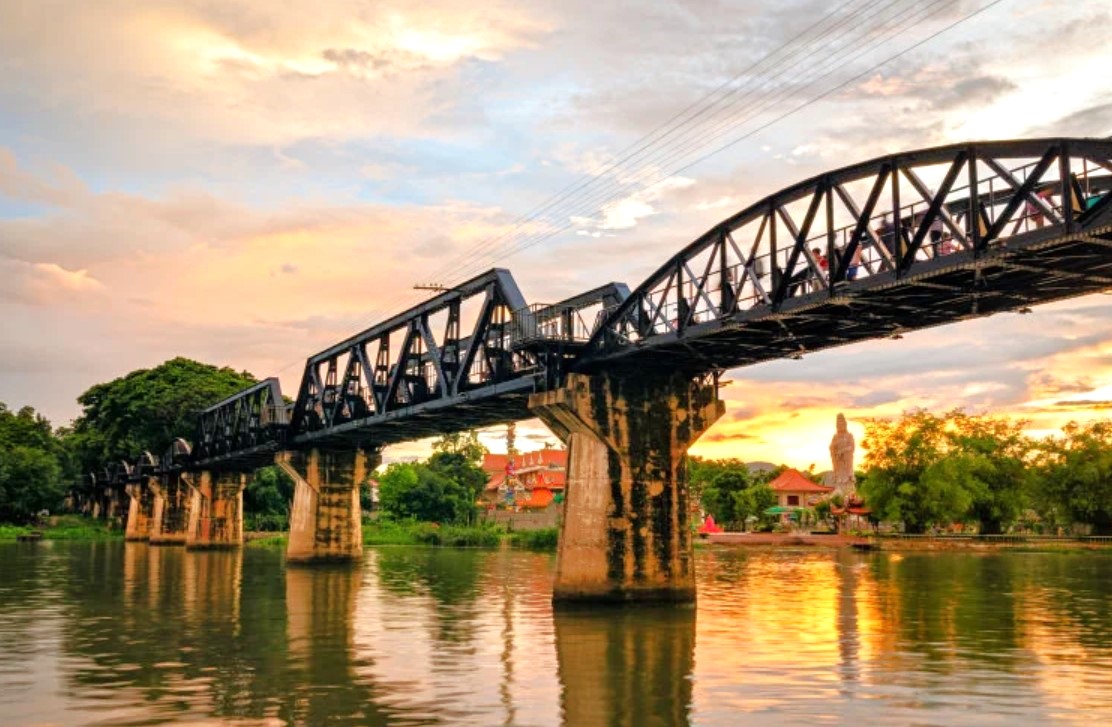 칸차나부리 사파리파크 & 에라완국립공원 & 콰이강의 다리 & 미나카페 단독 투어 (단독차량/한국어가이드 포함)