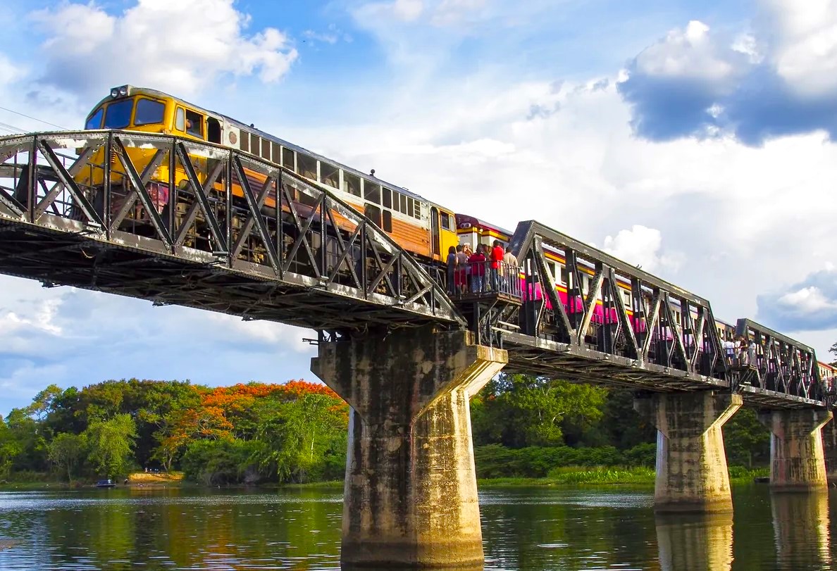 칸차나부리 사파리파크 & 에라완국립공원 & 콰이강의 다리 & 미나카페 단독 투어 (단독차량/한국어가이드 포함)