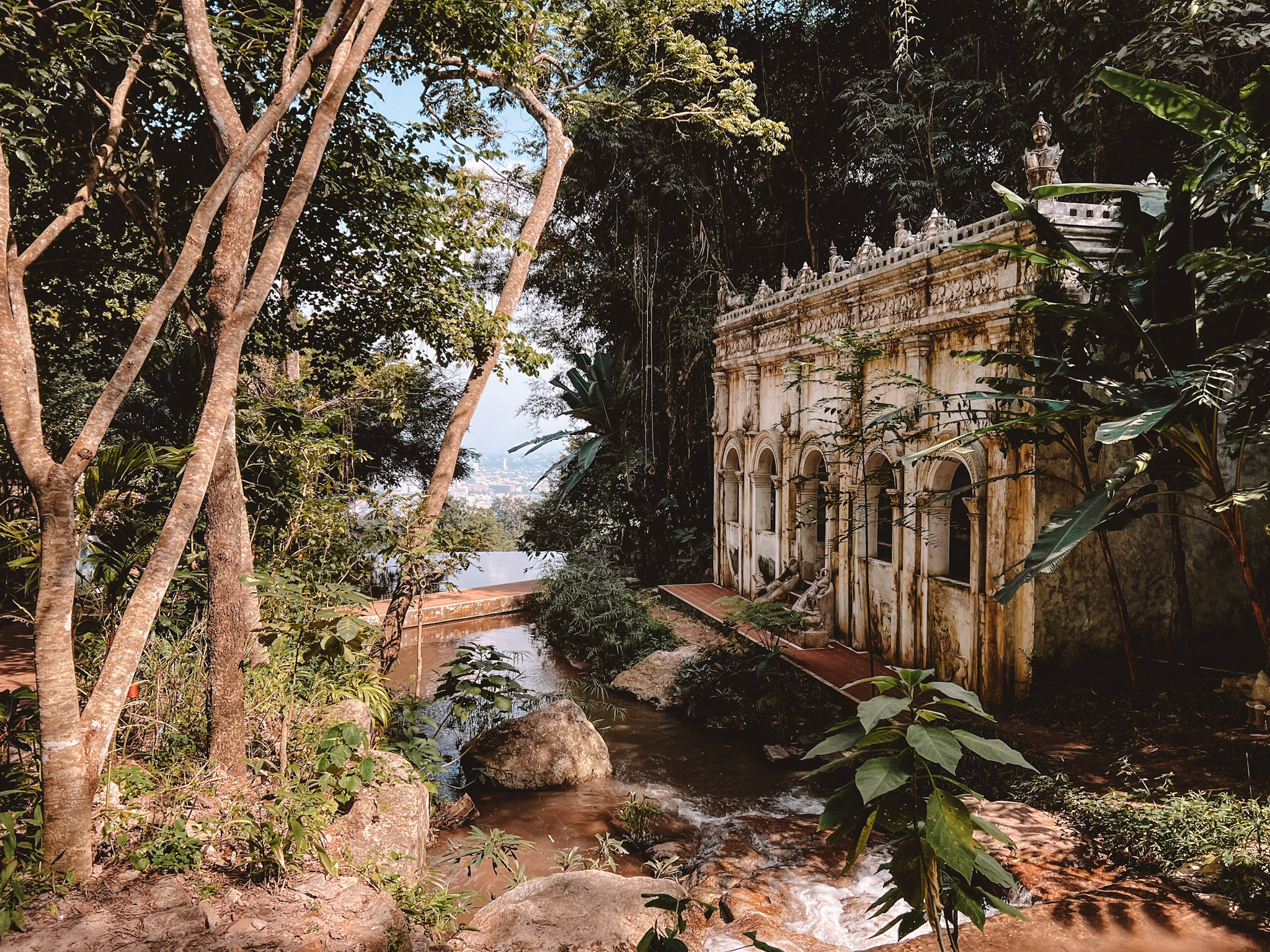 チェンマイ ドイステープ & モン族の村 トレッキングツアー (往復送迎付き)