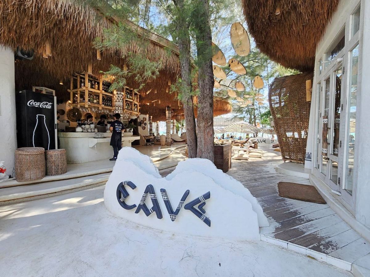 파타야 악어 농장 & 케이브 비치 클럽 반일 단독 투어 (왕복 단독차량 포함)