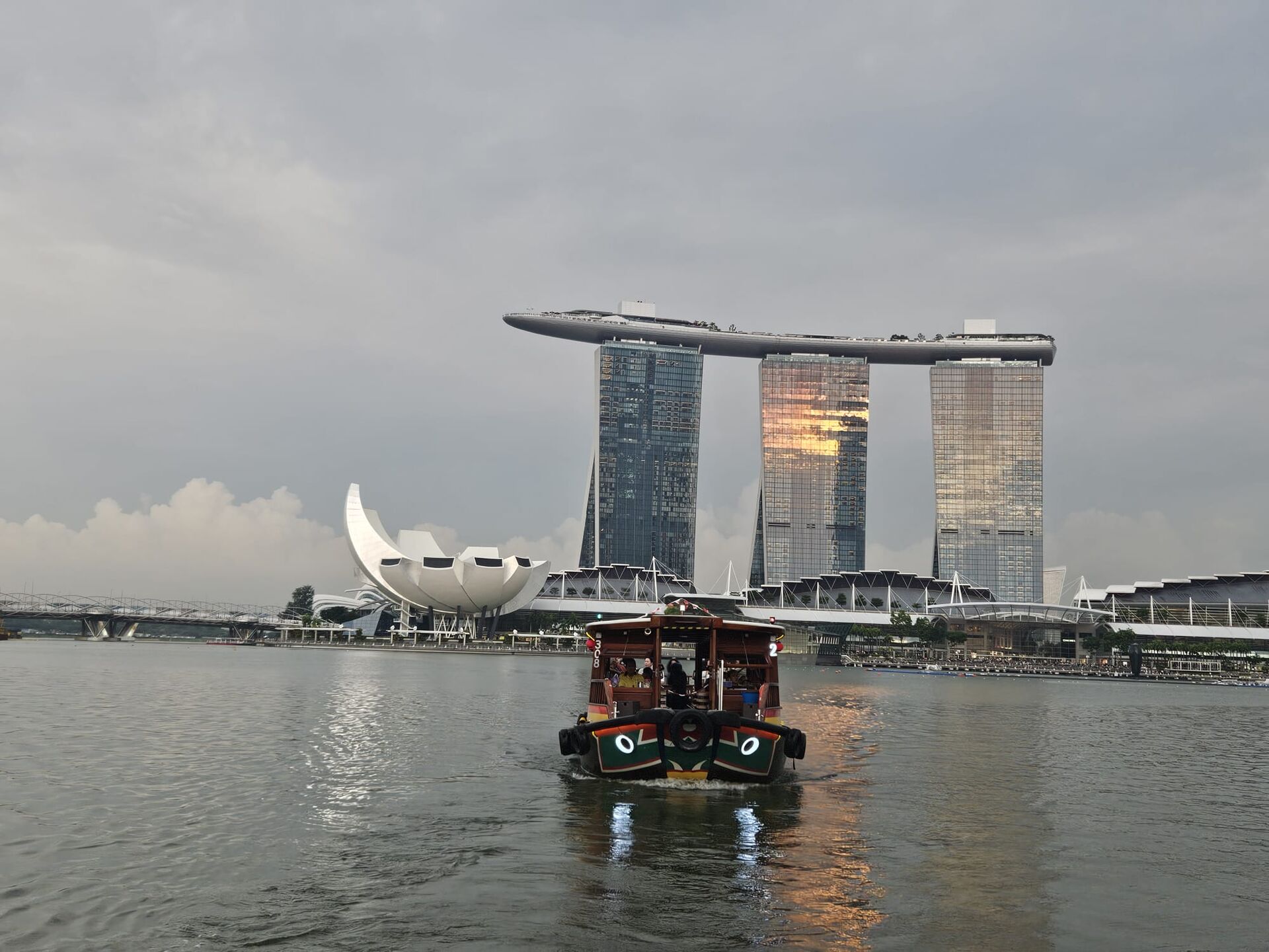 싱가포르 야경 투어 (헬릭스 브리지 & 리버 크루즈 & 스펙트라 쇼 & 랩소디 쇼)