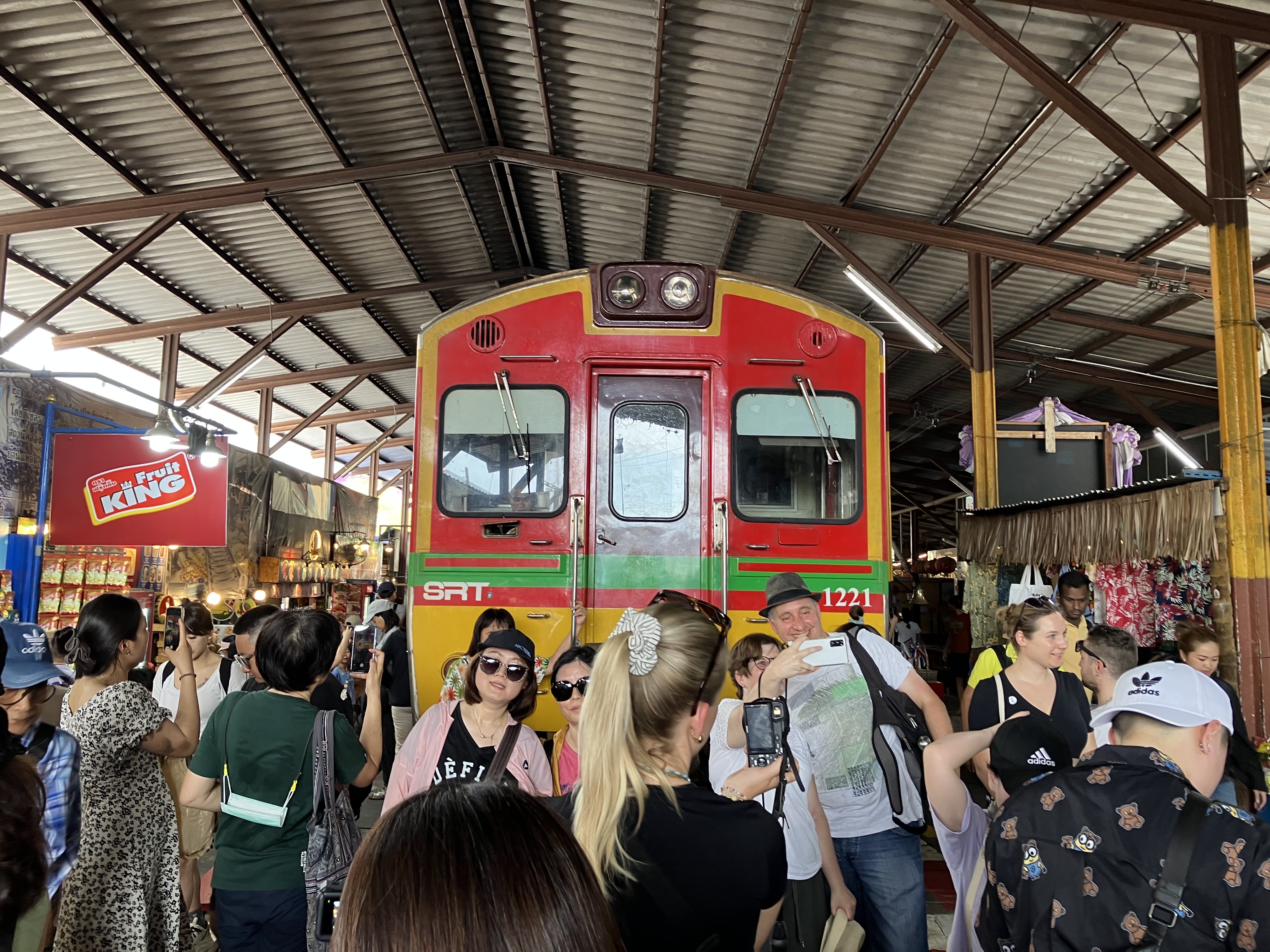 [독점할인] 방콕 담넌사두억 수상시장 & 매끌렁 기찻길 반일 투어 (보트 탑승 / 한국어 가이드)