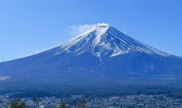 From Tokyo: Mt. Fuji Photo Spots Day Tour A Course (Mt. Fuji 5th Station, Arakurayama Sengen Park, Oshino Hakkai, Outlets) - WAUG Exclusive