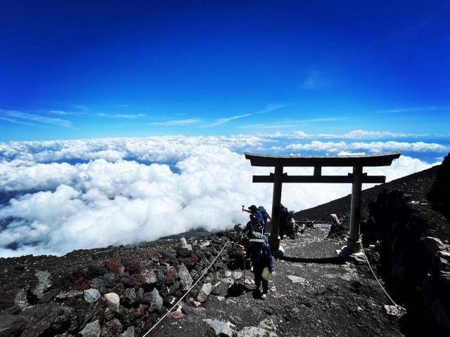 From Tokyo: Mt. Fuji Photo Spots Day Tour A Course (Mt. Fuji 5th Station, Arakurayama Sengen Park, Oshino Hakkai, Outlets) - WAUG Exclusive