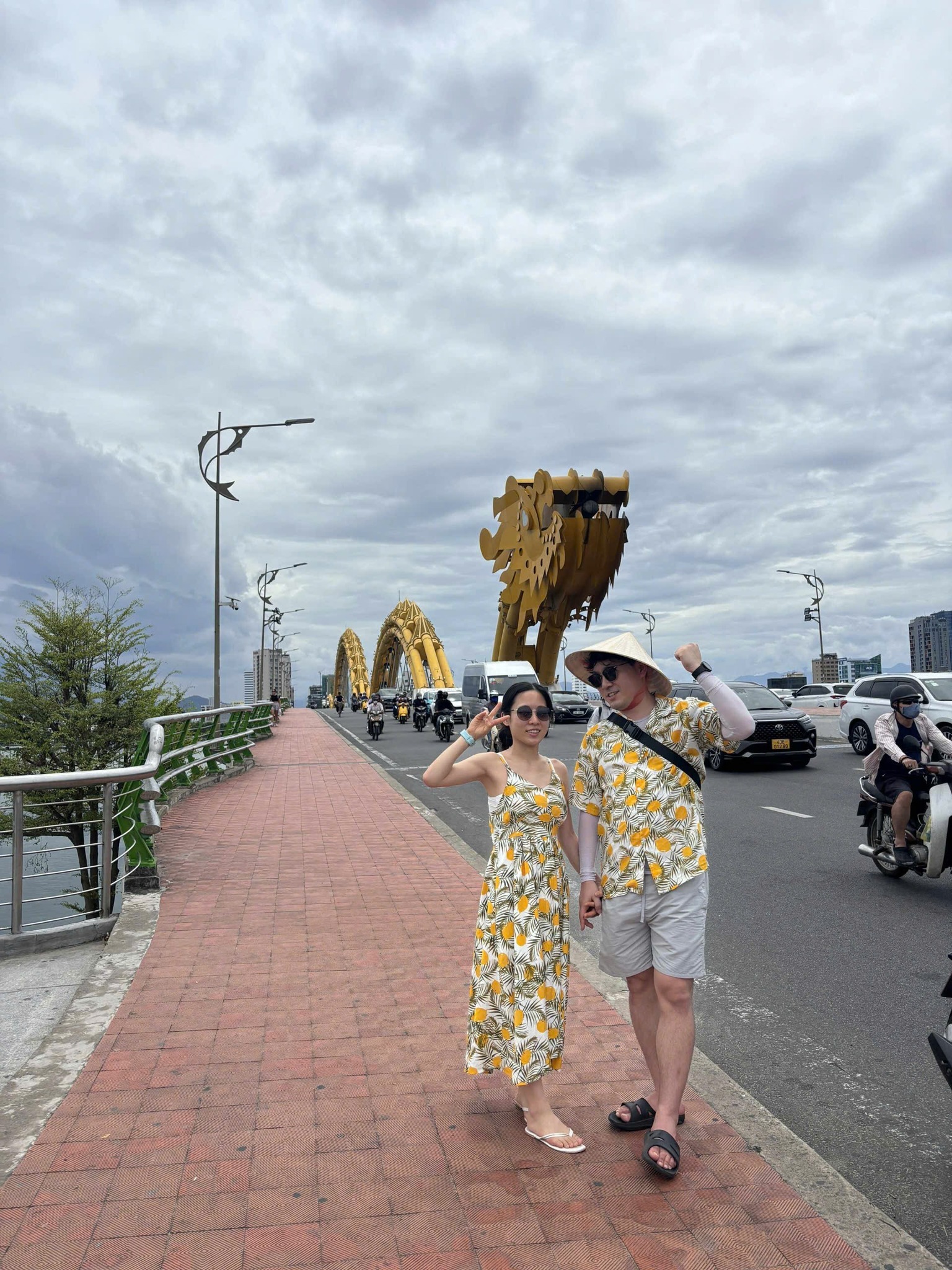 Da Nang Landmark & Cafe Female Rider Motorcycle Tour
