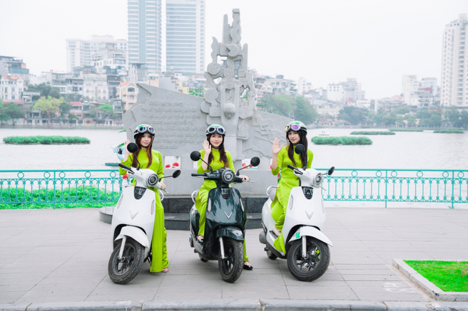 Hanoi City Tour by Electric Scooter (with Female Rider)