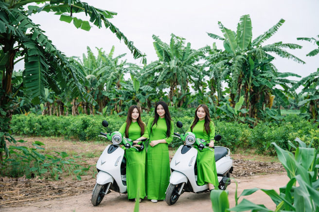 Hanoi Suburban Tour by Electric Scooter (with Female Rider)