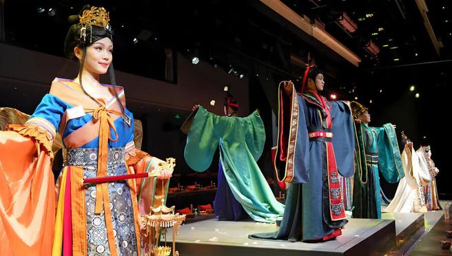 Shanghai Shuyanfu Royal Cultural Dinner Show - Hanfu Ceremony & Sichuan Dining