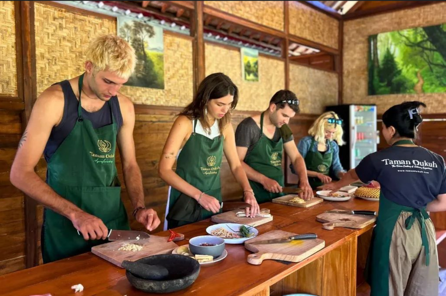 Bali Taman Duku Coconut Oil Making & Traditional Cuisine Cooking Join-in Class