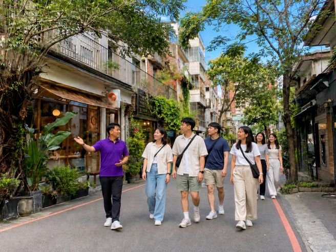 Taipei Memorial Hall & Yongkang Street Food Walking Tour (Korean Guide)
