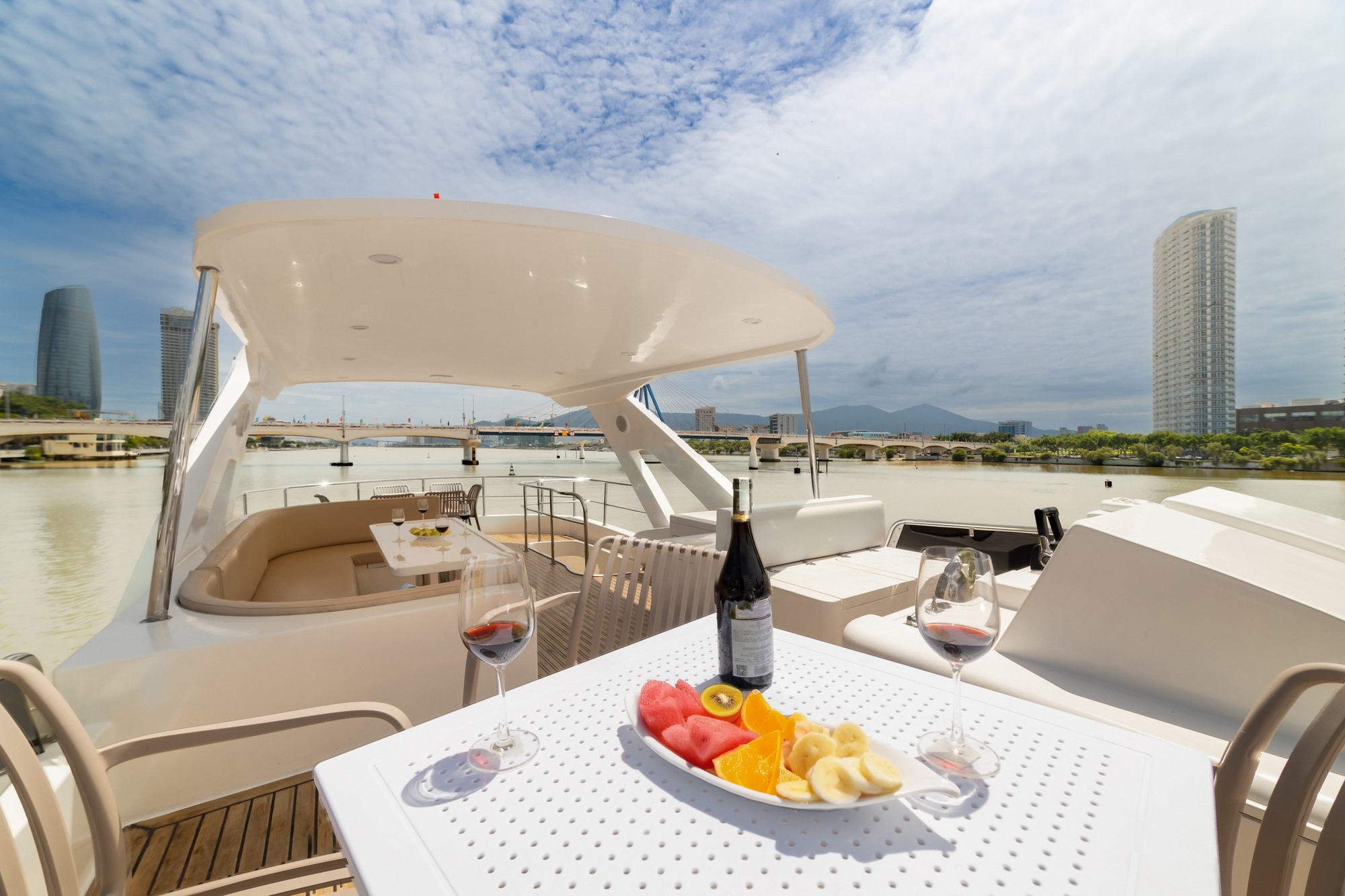 Quoc Viet - Thao Nhi Han River Cruise
