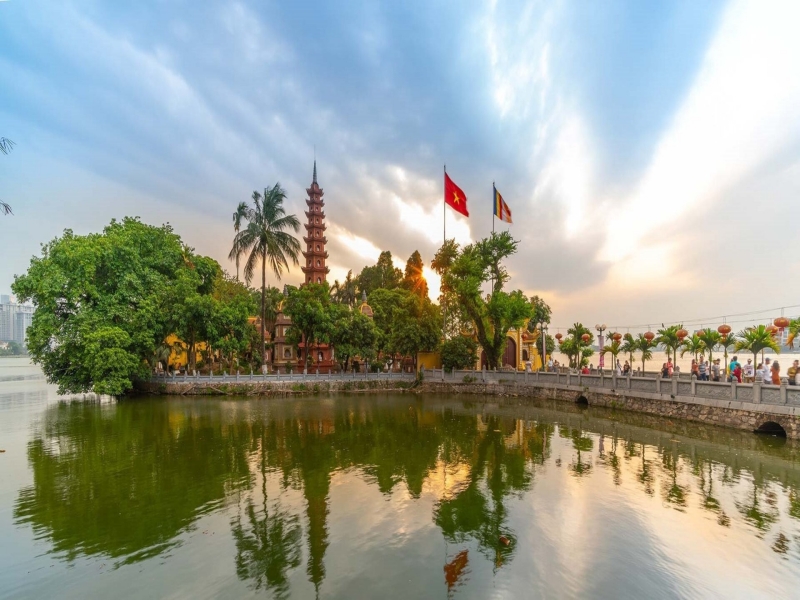 Hanoi's Iconic Historical Landmarks & Street Food Private Scooter Tour