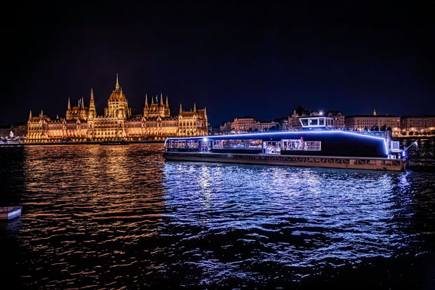 Budapest Danube River Day / Night Sightseeing Cruise