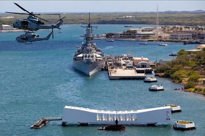 Pearl Harbor Tour - USS Arizona Memorial & Battleship Missouri