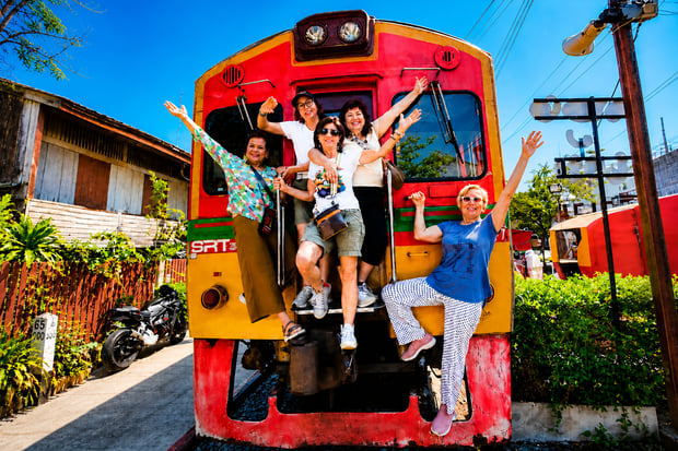 Maeklong Railway Market, Damnoen Saduak Floating Market & Wat Sam Phran Day Tour from Bangkok
