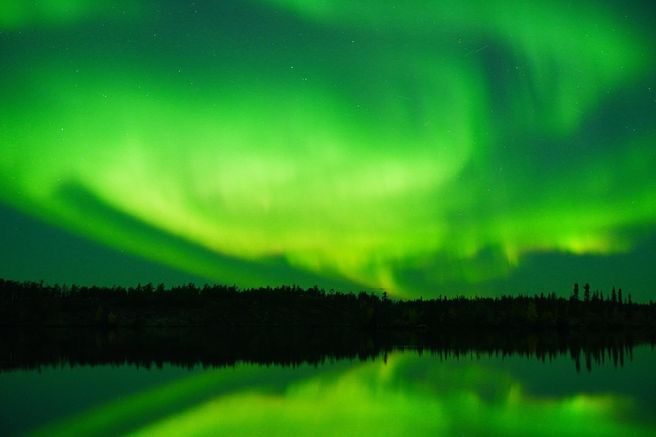 Yellowknife Aurora Hunting Bus Tour - Hotel Pickup & Souvenir Photos