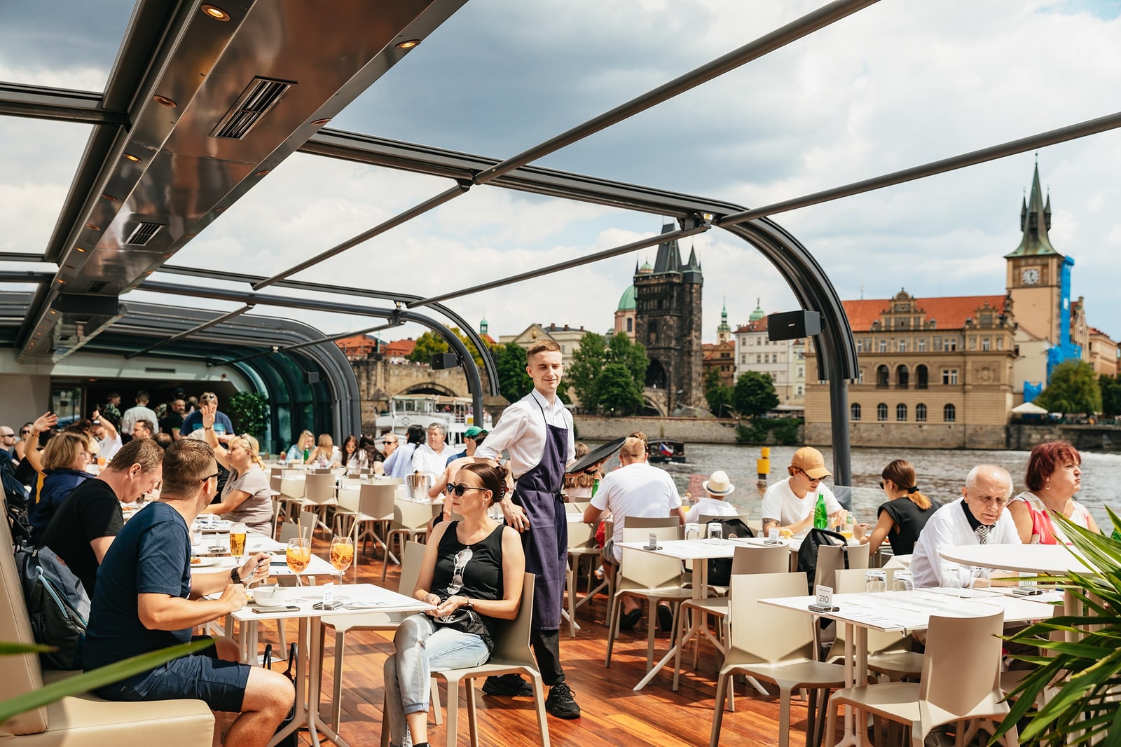 プラハ、ヴルタヴァ川ランチビュッフェクルーズ