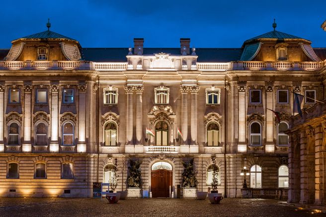 Budapest Buda Castle Walking Tour & St. Stephen's Hall Entrance (English Guide)