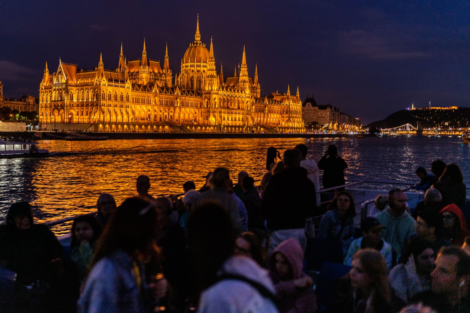 Budapest Evening Sightseeing Cruise on the Danube River (1 Hour) with 1 Drink & Audio Guide