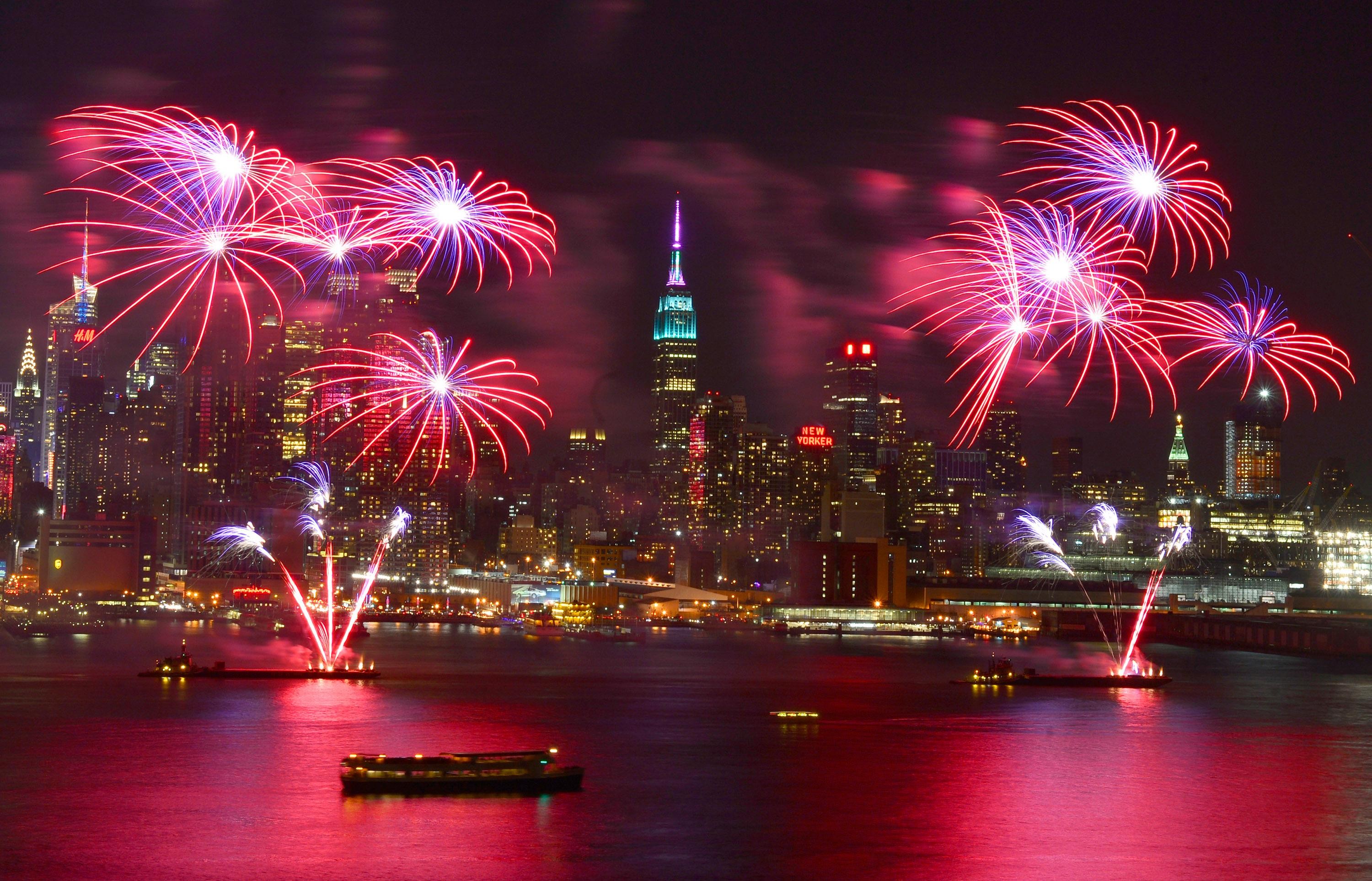 New Year's Eve Fireworks Party Cruise in NYC - Circle Line Open Bar & Live DJ (Ages 21+)