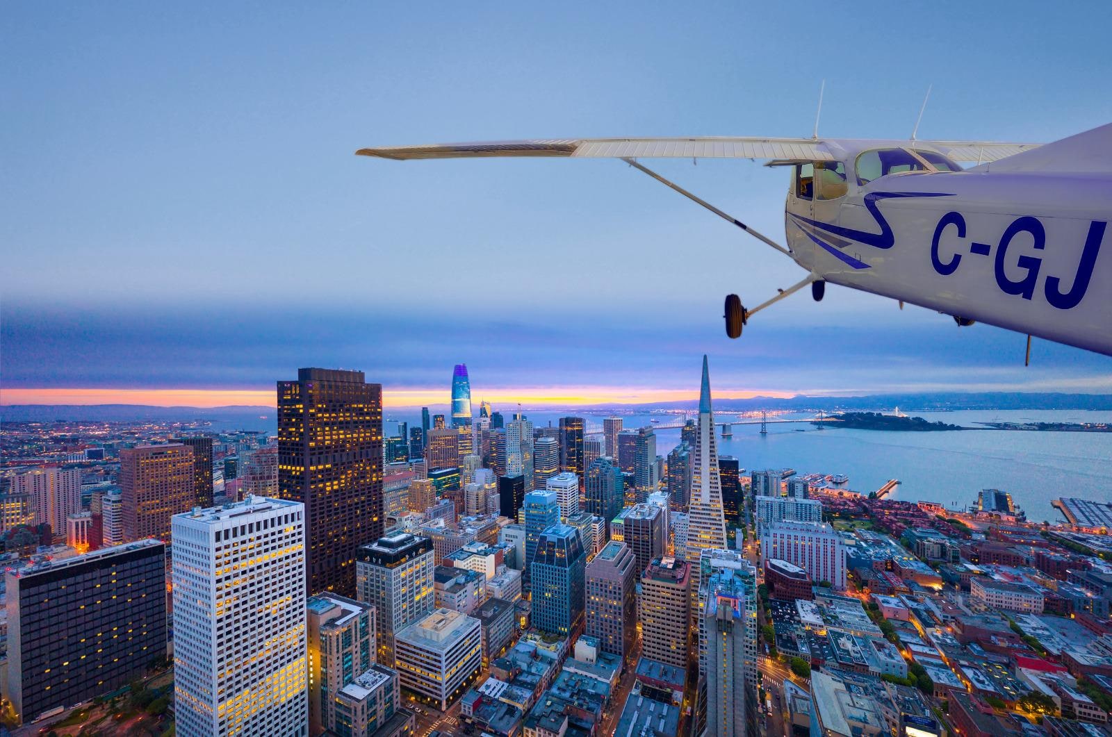 サンフランシスコ 小型飛行機ベイツアー - ゴールデン・ゲート・ブリッジ上空40分プライベート飛行