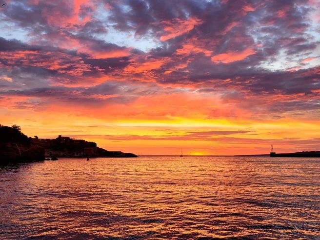 Marseille Sunset Boat Cruise - Swim in Frioul Archipelago, Mediterranean Buffet & Wine Included