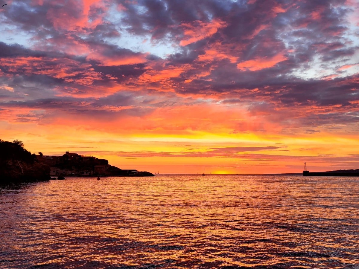 Marseille Sunset Boat Cruise - Swim in Frioul Archipelago, Mediterranean Buffet & Wine Included